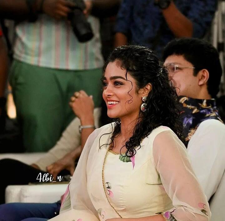 ஓ பெண்ணே பெண்ணே என் கண்ணே கண்ணே உண்மை சொன்னால் என்ன உன்னைத் தந்தால் என்ன....