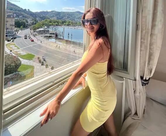 અનુષ્કા સેને પોતાના લૂકને ઓપન હેર અને ગૉગલ્સની સાથે પુરો કર્યો છે. ફેન્સ તેના આ લૂક પરથી નજર નથી હટાવી શકતા.