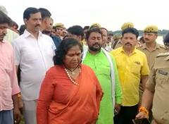 Fatehpur News: साध्वी निरंजन ज्योति ने नाव दुर्घटना में पीड़ित परिवारों को बंधाया ढांढस, अधिकारियों को दिए सख्त निर्देश