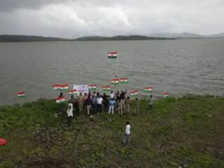 Independence Day 2022 The indian  tricolor was hoisted on an island in Tapi River TAPI : તાપી નદીમાં આવેલ ટાપુ પર તિરંગો લેહરાવવામાં આવ્યો, જુઓ વિડીયો