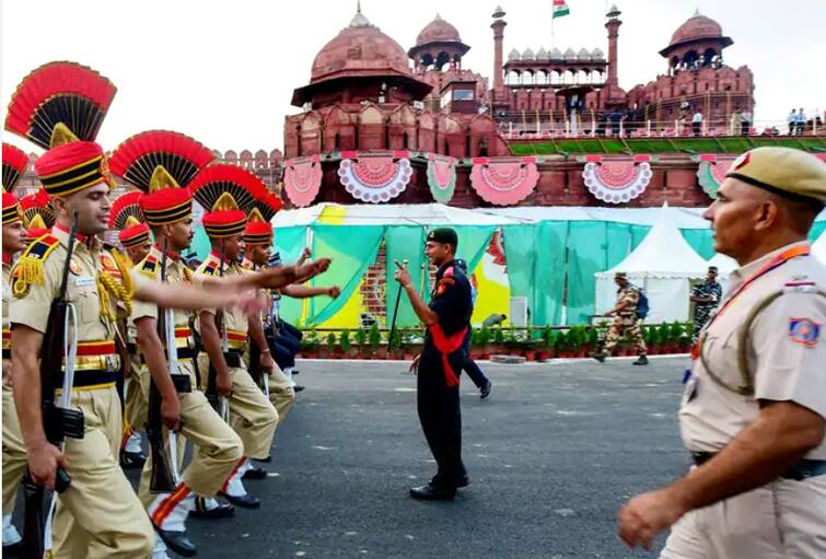 Independence Day 2022 Red Fort Alert On This Special Day And Security Concern Independence Day 2022: হাজার-হাজার ক্যামেরার অতন্দ্র নজর, স্বাধীনতা দিবসের অনুষ্ঠানে সাজছে লালকেল্লা