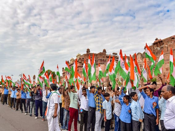 Azadi ka Amrit Mahotsav: आजादी के अमृत महोत्सव के रंग में रंगा देश, गांव से लेकर शहरों तक लहराया तिरंगा- तस्वीरें