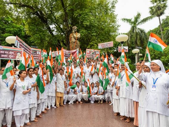 Azadi ka Amrit Mahotsav: आजादी के अमृत महोत्सव के रंग में रंगा देश, गांव से लेकर शहरों तक लहराया तिरंगा- तस्वीरें