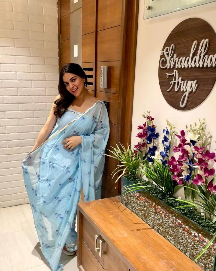 अब श्रद्धा आर्या ने अपने नए घर से लेटेस्ट तस्वीरें शेयर करके फैंस को सरप्राइज कर दिया है. एक्ट्रेस ने आशियाने की झलक दिखाई है.