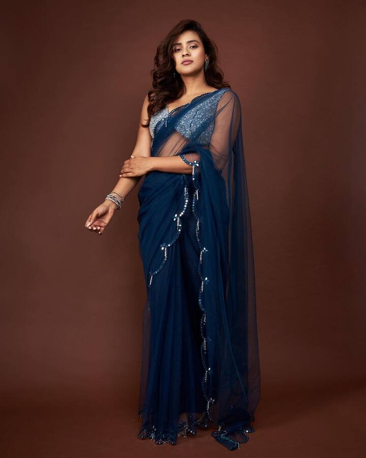 సోషల్ మీడియాలో యాక్టివ్ గా ఉండే హెబ్బా గ్లామరస్ పిక్స్ పోస్ట్ చేస్తుంటుంది. ఎప్పుడూ చిట్టిపొట్టి దుస్తుల్లో మెరిసే హెబ్బా ఈసారి శారీ కట్టింది.