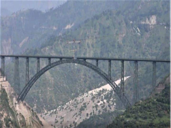The world's highest railway is ready in Kashmir PM can soon inaugurate the bridge Chinab Railway Bridge: दुनिया के सबसे ऊंचे रेलवे पुल कश्मीर में तैयार, पीएम कर सकते है उद्घाटन, देखें क्या है खास
