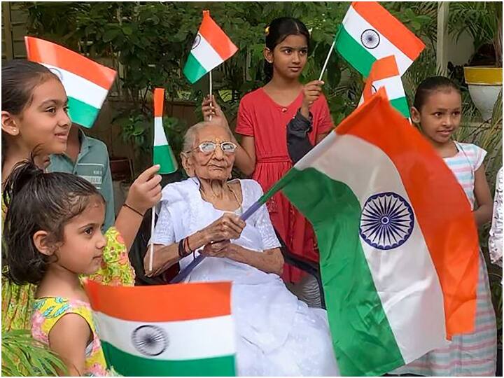 PM Modi's mother Heeraben Modi hoisted tiranga at her home in gandhinagar to celebrate Har Ghar Tiranga campaign Har Ghar Tiranga: पीएम मोदी के हर घर तिरंगा अभियान में शामिल हुईं मां हीराबेन, बच्चों संग फहराया राष्ट्रीय ध्वज