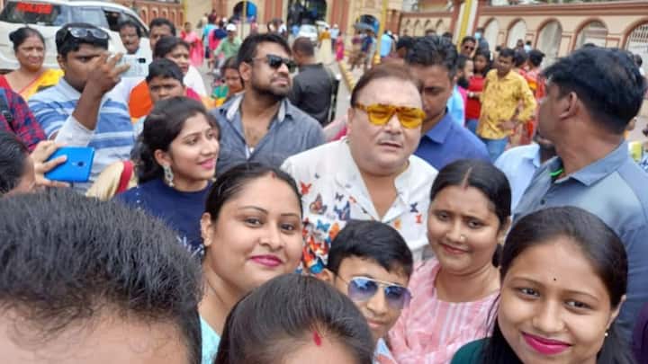বিধায়ককে কাছে পেয়ে ঘিরে ধরেন অনুরাগীরা। ছবি তোলার আবদার আসে নানা জায়গা থেকে।