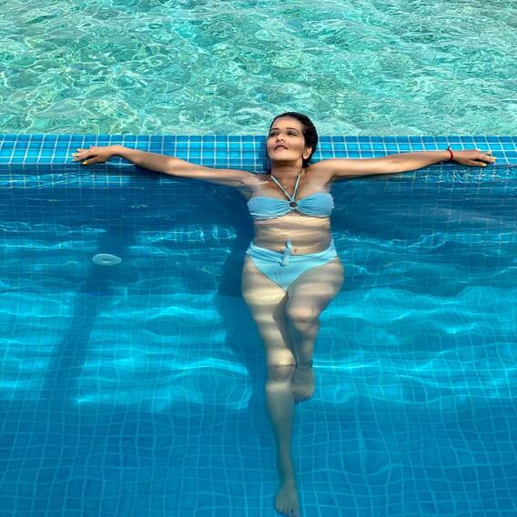 Bhojpuri news: मालदीव में बिकिनी पहने पूल में इठलाती दिखीं  Monalisa, एक्ट्रेस ने बढ़ाया इंटरनेट का तापमान
