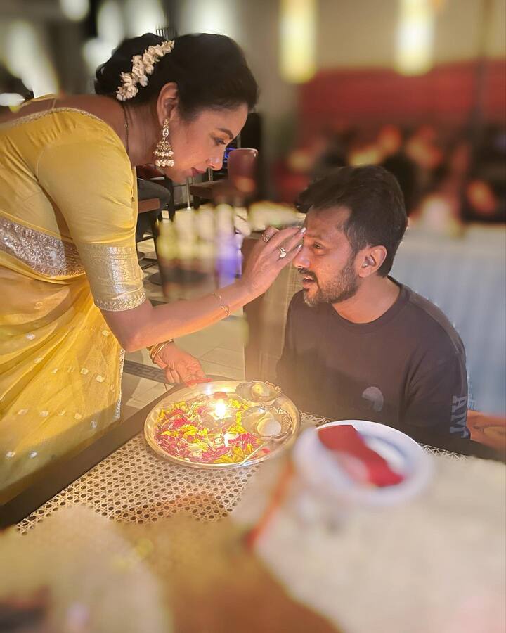 अनुपमा फेम एक्ट्रेस रुपाली गांगुली (Rupali Ganguly) सोशल मीडिया पर काफी एक्टिव रहती हैं और अक्सर पर्सनल लाइफ की झलकियां शेयर करती रहती हैं.