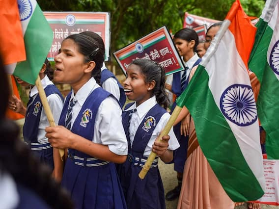 Azadi ka Amrit Mahotsav: आजादी के अमृत महोत्सव के रंग में रंगा देश, गांव से लेकर शहरों तक लहराया तिरंगा- तस्वीरें