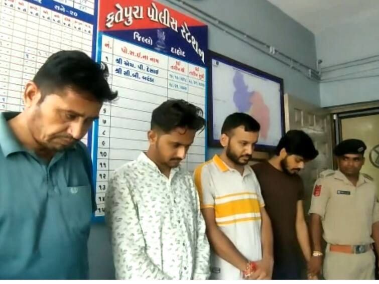 DAHOD crime news  Case of embezzlement of 65 lakhs from Fatepura taluka panchayat office solved, 4 accused arrested DAHOD : ફતેપુરા તાલુકા પંચાયત કચેરીમાંથી 65 લાખની ઉચાપતનો કેસ ઉકેલાયો, 4 આરોપીઓની ધરપકડ