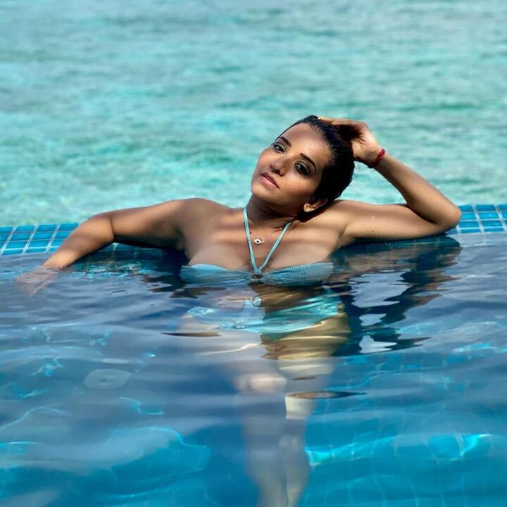 ભોજપુરી ક્વીન મોનાલિસાએ હોટ બિકિની તસવીરો ઈન્સ્ટાગ્રામ પર શેર કરી છે. ઈન્ટરનેટ પર આ તસવીરોએ આગ લગાવી છે.