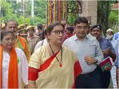 Prayagraj: प्रयागराज में बाइक रैली में शामिल हुईं स्मृति ईरानी, स्वतंत्रता सेनानी के परिजनों को किया सम्मानित