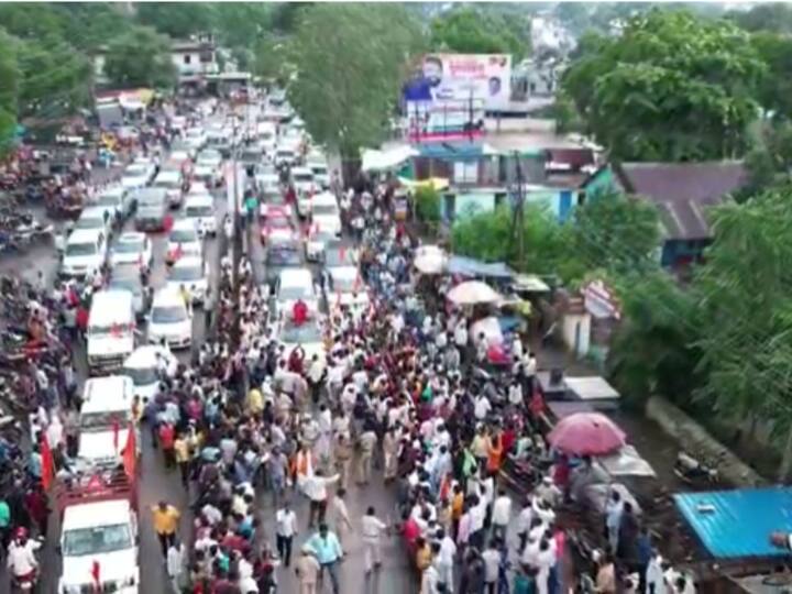 अमळनेर तालुक्यातील कोंढवाय फाट्यावर फटाके फोडून गुलाबराव पाटील यांचं जल्लोष स्वागत करण्यात आलं.