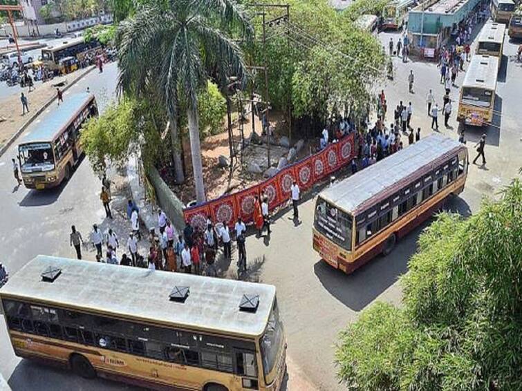 officials including three District Transport Officers arrived at Koyambedu Omni Bus Stand, to investigate ticket fares TNN  கூடுதல் கட்டணம் வசூல் புகார் :  கோயம்பேடு ஆம்னி பேருந்து நிலையத்தில் அதிகாரிகள் திடீர் ஆய்வு