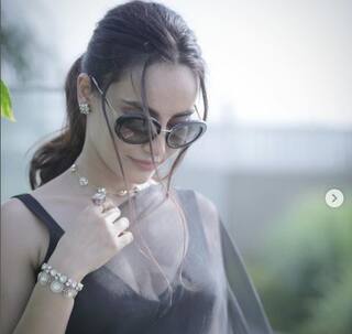 Pics: 'નાગિન' એક્ટ્રેસનો ગ્રીન સાડી-રેડ બ્લાઉઝમાં નવો અવતાર, સિમ્પલ એન્ડ બ્યૂટીફૂલ લૂક પર ફેન્સ ફિદા.......