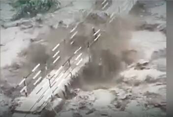 Uttar Pradesh: Breaking down of pier in Ganga river led to people evacuating | ABP News