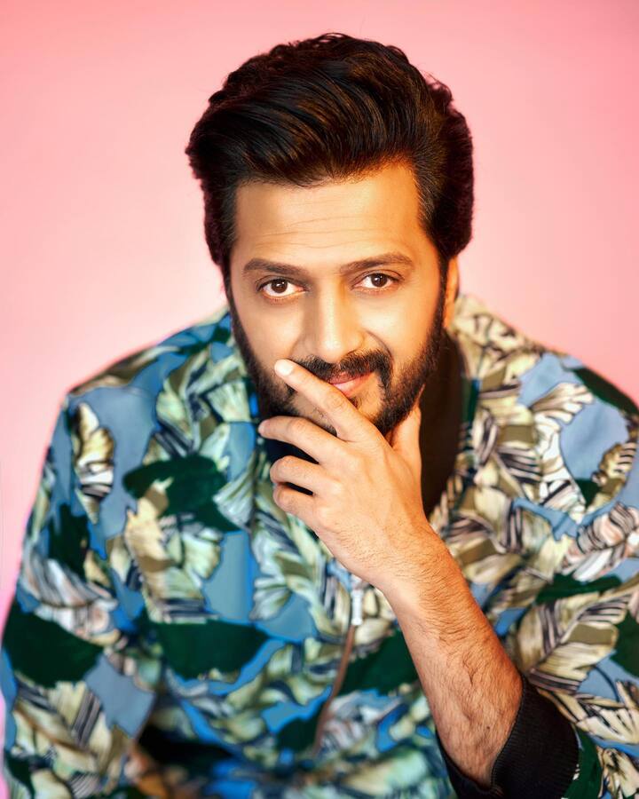 रितेश देशमुख इंडस्ट्री में आने से पहले Ritesh Deshmukh थे, लेकिन बॉलीवुड में कदम रखने के बाद उन्होंने अपने नाम में I जोड़ लिया था और Riteish लिखने लगे.