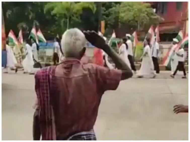 Tiranga Yatra for 75th independence day passing through the road old man stood up and saluted see viral video 75th independence day : रस्त्यावरुन जात होती तिरंगा यात्रा, वृद्ध व्यक्तीने पाहताच केला सलाम, व्हिडीओ व्हायरल 