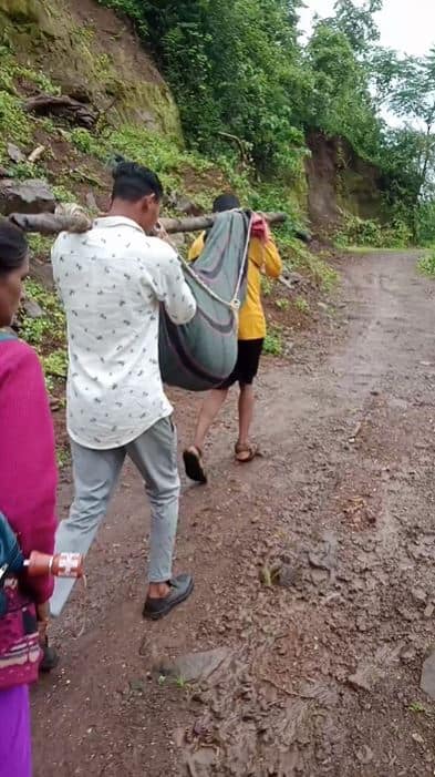 आदिवासी पाड्यावरील नागरिकांना मूलभूत सुविधांसाठी झगडावं लागत आहे.