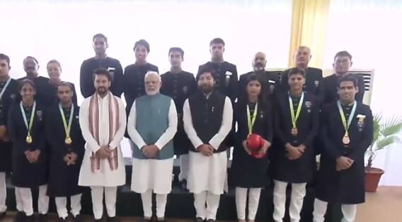 PM Modi ने Commonwealth Games के पदकवीरों से अपने आवास पर की मुलाकात