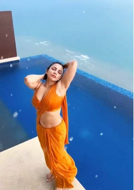 ઈન્સ્ટાગ્રામ પર તેની ઘણી તસવીરો છે જેણે પહેલા પણ ઈન્ટરનેટ જગતમાં હંગામો મચાવ્યો છે. હાલમાં જ તેની નવી તસવીરોએ ફરી એકવાર સોશિયલ મીડિયા પર ધૂમ મચાવી છે.