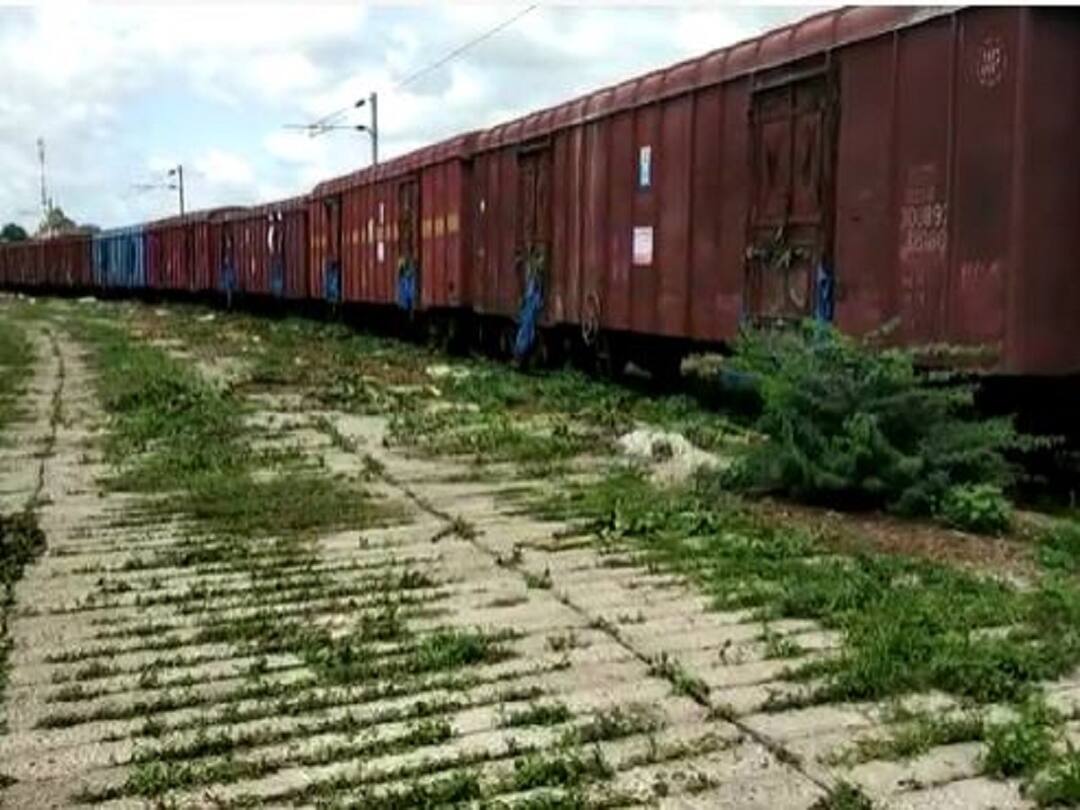 Agriculture News : केळीनं भरलेली मालगाडी तब्बल 12 तासानंतर स्टेशनवरुन रवाना, शेतकरी संतप्त, लाखो रुपयांना बसणार फटका A cargo train full of bananas stood at Savada railway station for almost 12 hours, farmers are angry Agriculture News : केळीनं भरलेली मालगाडी तब्बल 12 तासानंतर स्टेशनवरुन रवाना, शेतकरी संतप्त, लाखो रुपयांना बसणार फटका