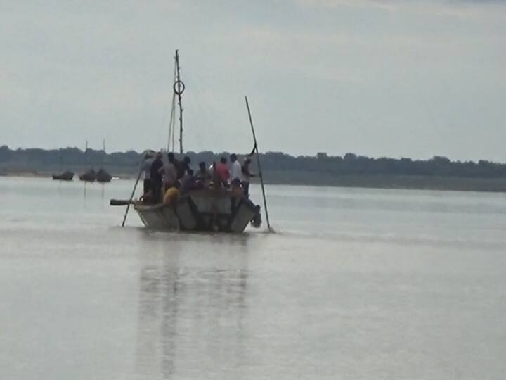 Chitrakoot SDm Reckless even after Banda boat accident and crossing Yamuna carrying overloaded passengers see photo ann Chitrakoot News: बांदा नाव हादसे के बाद भी लापरवाह प्रशासन, चित्रकूट में ओवरलोड सवारियां लेकर जा रहे यमुना पार