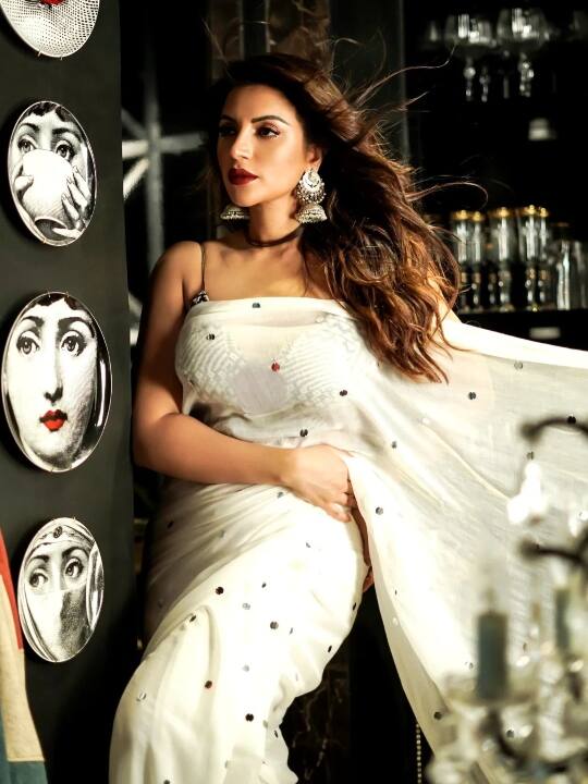 वैसे शमा इंडियन लुक में भी बवाल लगती हैं. सूट हो या साड़ी वह ग्लैमर का तड़का लगाना नहीं भूलतीं.