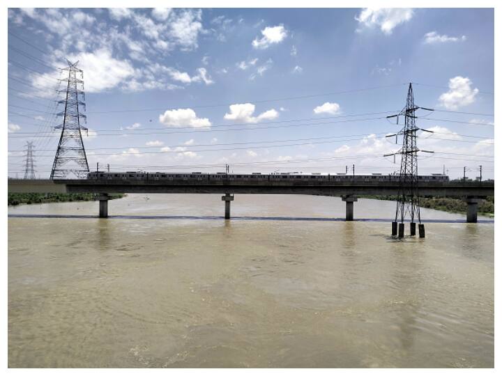 Delhi: Authorities Step Up Evacuation Drive As Yamuna Water Flows Over Danger Level Delhi: Authorities Step Up Evacuation Drive As Yamuna Water Flows Over Danger Level