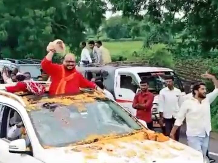 मंत्री पदाची शपथ घेतल्यानंतर पहिल्यांदाच शिंदे गटातील आमदार गुलाबराव पाटील हे जळगाव जिल्ह्यात आज दाखल झाले. जिल्हावासियांनी यावेळी त्यांचं जंगी स्वागत केलं.