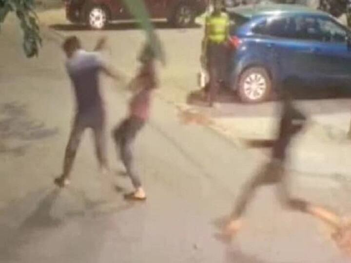 Man Killed On Busy Delhi Road For Urinating On Wall 4 Arrested Crime: வீட்டின் சுவரில் சிறுநீர்! மக்கள் கூட்டத்துக்கு நடுவே பதறவைக்கும் கொலை!!