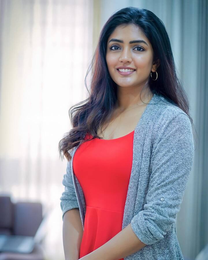 ఈషా రెబ్బ నవ్వుతోనే కట్టిపడేస్తుంది.  Image Credit: Eesha Rebba/ Instagram