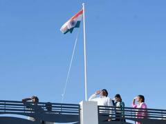 மாவட்டத்தில் முதல் நபராக குடும்பத்துடன் வீட்டில் தேசியக் கொடி ஏற்றிய கரூர் ஆட்சியர்