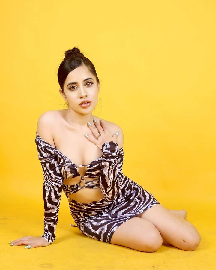 सोशल मीडिया सेंसेशन उर्फी जावेद ने हाल ही में अपने नाम की स्पेलिंग बदली है. पहले व Urfi लिखती थीं, लेकिन अब वह Uorfi लिखती हैं.