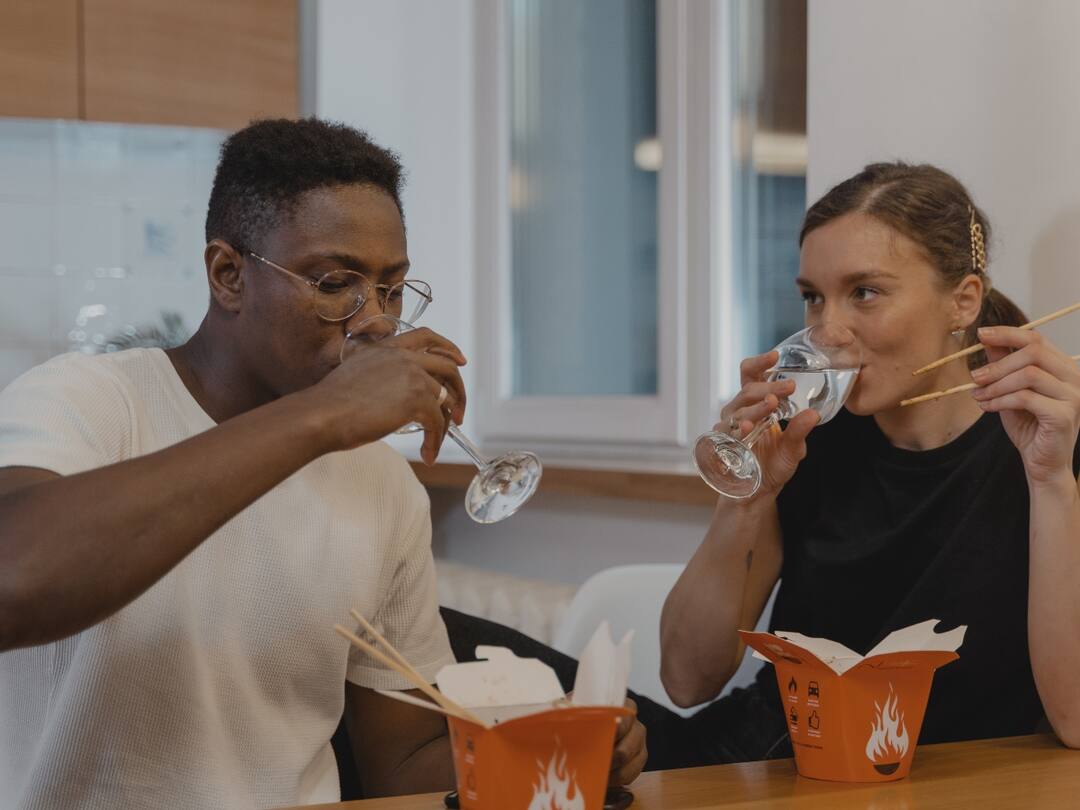 Drinking Water: భోజనం మధ్యలో నీరు తాగితే బరువు పెరుగుతారా? ఈ అలవాటు వల్ల ఎన్ని నష్టాలో చూడండి Don't Drink Water While Eating Food Its Harmful To Your Health Drinking Water: భోజనం మధ్యలో నీరు తాగితే బరువు పెరుగుతారా? ఈ అలవాటు వల్ల ఎన్ని నష్టాలో చూడండి