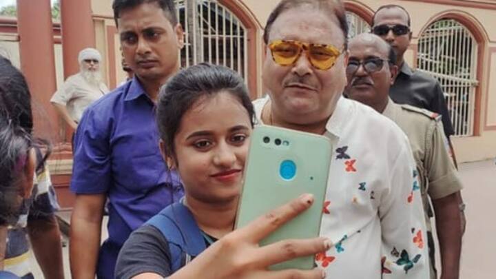 সেলফির আবদার করে এক কিশোরী। তাকেও ফেরাননি মদন মিত্র। পরে সব ছবি দেন সোশ্যাল মিডিয়ায়।