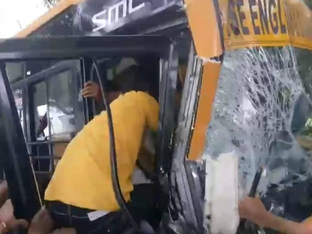 Chhota Udepur Accident between school bus and ST bus Chhota Udepur : વિદ્યાર્થીઓ ભરેલી સ્કૂલ બસ અને ST બસ વચ્ચે અકસ્માત