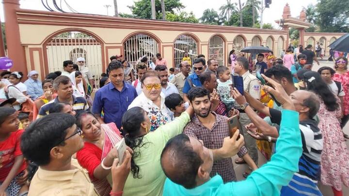হঠাতই দক্ষিণেশ্বরের সামনে তখন 'মদন-ভক্তদের' বড় জটলা বেঁধে যায়।