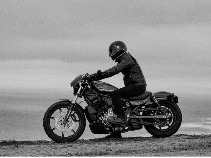 नाईटस्टरमध्ये 975cc V-ट्विन, लिक्विड-कूलिंग इंजिनद्वारे समर्थित आहे. जे 7,500 rpm वर 89 bhp ची पॉवर आणि 5,750 rpm वर 95 Nm चे पीक टॉर्क जनरेट करू शकते. मारुतीच्या स्विफ्टमध्ये देखील जवळजवळ समान क्षमतेचे इंजिन देण्यात आले आहे. या बाईकला 6-स्पीड गिअरबॉक्स देण्यात आला असून, 320mm फ्रंट डिस्क ब्रेक आणि 260mm रियर डिस्क ब्रेक उपलब्ध आहे.