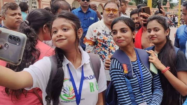 এদিন কিছুটা সেই প্রসঙ্গেই দলীয় কর্মসূচির ডাক দেন মদন মিত্র। নির্দিষ্ট করে বললে, ইডি-সিবিআইয়ের মতো সংস্থার নিরপেক্ষতার দাবিতেই রাস্তায় নেমেছিলেন তিনি।