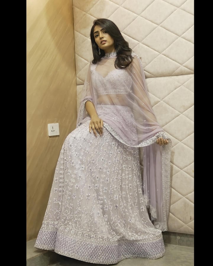 మెరిసే లెహంగాలో మరింత మెరిసిపోతున్న ఈషా రెబ్బ. Image Credit: Eesha Rebba/ Instagram