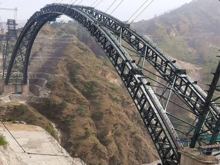 Jammu Kasmir World Highest Chenab Railway Bridge Golden Joint Launched Today Chenab Railway Bridge: ఈఫిల్ టవర్‌ కన్నా ఎత్తైన బ్రిడ్జ్ రెడీ, భూకంపం వచ్చినా చెక్కు చెదరదు