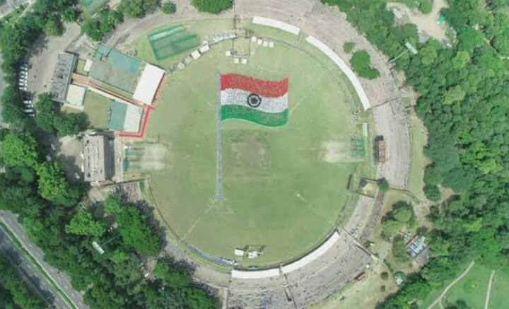 Har Ghar Tiranga: দেশের নাগরিকদের ফেসবুক, ইনস্টাগ্রাম এবং ট্যুইটারেও তেরঙ্গার ছবি তুলে ধরতে উৎসাহিত করা হচ্ছে। প্রধানমন্ত্রী নরেন্দ্র মোদি থেকে কেন্দ্রীয় মন্ত্রীরা সকলেই নিজেদের ডিপি পাল্টে ফেলেছেন।