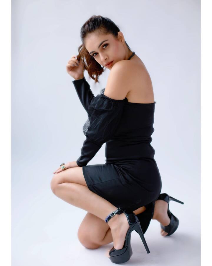 नुकतेच नेहा मलिकने ब्लॅक शॉर्ट ड्रेसमधील काही फोटो सोशल मीडियावर शेअर केले आहेत.