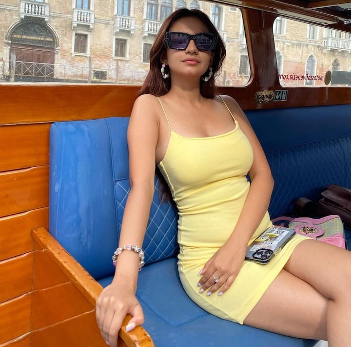अनुष्का सेन इन तस्वीरों में लाइट येलो शॉर्ट ड्रेस पहने हुए दिखाई दे रही हैं. इस आउटफिट में अनुष्का कमाल की लग रही हैं.