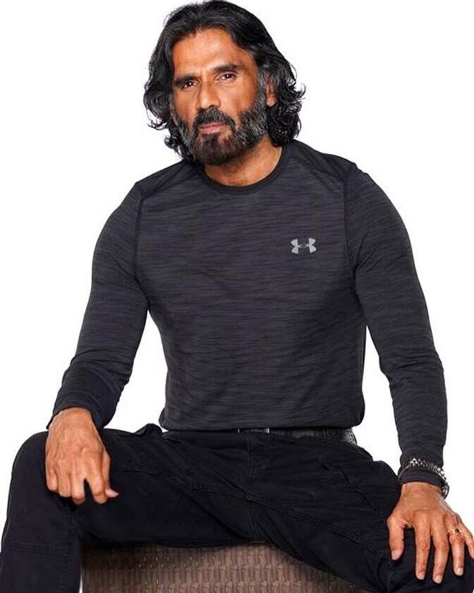 सुनील शेट्टी 90 के दशक के सबसे फेमस स्टार्स में से एक रह चुके हैं. अभिनेता ने भी अपने नाम की स्पेलिंग बदली है. एक्टर पहले Sunil लिखते थे, लेकिन अब उन्होंने E बढ़ाकर इसे Suniel कर लिया है.