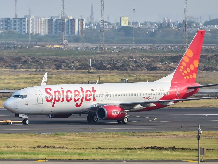 Delhi-Pune SpiceJet flight being searched at delhi airport after bomb threat SpiceJet Flight: दिल्ली-पुणे स्पाइसजेट फ्लाइट में बम की सूचना, एयरपोर्ट पर तलाश जारी