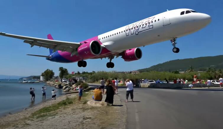 greece athens plane landing video alexandros papadiamantis airport plane landing video Plane Landing Video : पाहता-पाहता अगदी डोक्यावरून गेलं विमान, प्लेन लँडिंगचा भन्नाट व्हिडीओ, एकदा नक्की पाहा